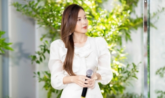 Midu mặc váy trắng, đẹp đôi bên Quốc Trường