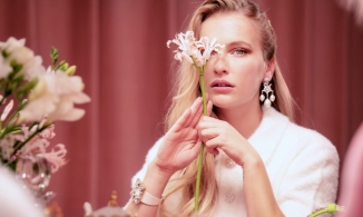 Nữ phụ của Emily in Paris trở thành gương mặt mới của Roger Vivier 