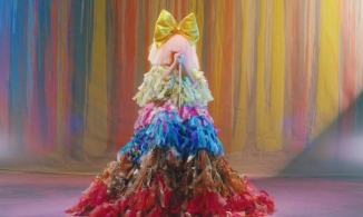 Ca sĩ Sia diện mẫu thiết kế cây thông Noel của Dolce&Gabbana 