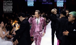 Binz mặc suit vải nhung, hóa bad boy màu hồng trong show diễn thời trang