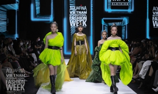 Lynk Lee thần thái ngút ngàn thu hút mọi ánh nhìn trên sàn diễn AVIFW 2020