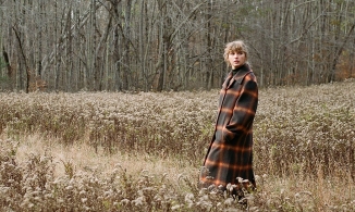 Trenchcoat Taylor Swift mặc trong Evermore cháy hàng 