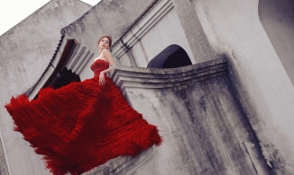 Bộ ảnh váy dạ hội mới của Ngọc Trinh gặp phải ý kiến trái chiều