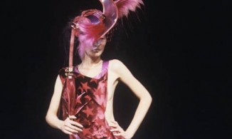 10 khoảnh khắc người mẫu thời trang thả rông trên sàn catwalk