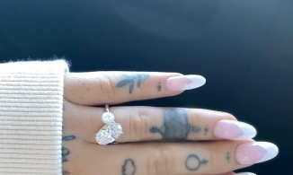 Ariana Grande đeo nhẫn đính hôn kim cương phối ngọc trai có giá 6 con số 