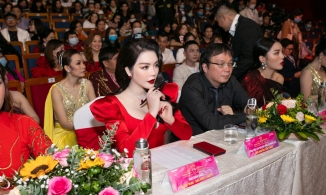 Diện cả cây đỏ vẫn sợ chưa nổi bật, Lý Nhã Kỳ đeo thêm trang sức 5 tỷ đồng đi chấm thi hoa hậu