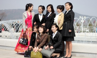 Có gì bên trong cuốn tạp chí thời trang ở đất nước bí ẩn nhất thế giới? 