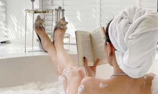 Ngọc Trinh tung ảnh chụp trong bồn tắm đẹp long lanh nhưng dân tình chỉ chú ý đến đôi giày 120 triệu 