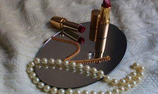 Đỏ thuần tiếp tục là một trong những màu son môi nổi bật mùa xuân hè 2021