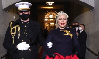 Lady Gaga đeo ghim cài áo bồ câu khổng lồ tham gia Lễ nhậm chức Tổng thống Mỹ 