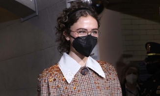 Con gái bà Kamala Harris sẽ sải bước trên sàn catwalk cùng chị em Hadid 