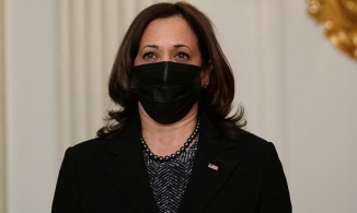 Phó tổng thống Kamala Harris bị chỉ trích khi mặc trang phục Dolce&Gabbana 
