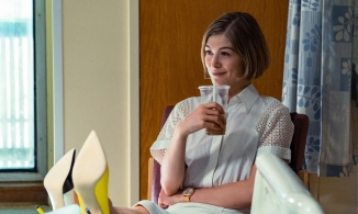 I Care A Lot (Netflix): Ẩn ý đằng sau phục trang của ác nữ Rosamund Pike 