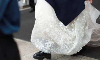 Sao nữ đi giày thể thao lên thảm đỏ:  Phá cách hay không tôn trọng thiết kế