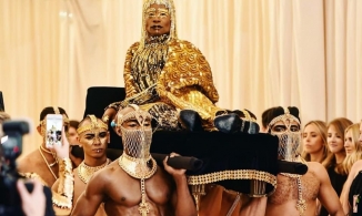 Những pha lên đồ tranh cãi nhất thảm đỏ từ Á sang Âu