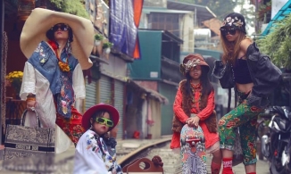 Hai cặp mẹ con xuống phố trong những bộ cánh thời trang độc đáo