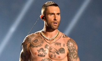 Adam Levine mất 3 ngày để hoàn thiện hình xăm dọc bắp đùi