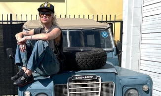 Miley Cyrus là ngôi sao đầu tiên công khai sở hữu đôi giày tôn giáo 