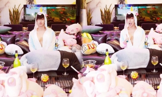 Chưa tới Halloween mà Nathan Lee đã hóa kỳ lân một sừng