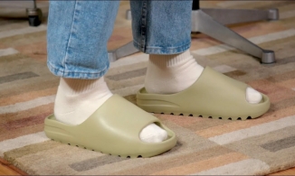 Đôi dép bánh mì của Kanye West cháy hàng ngày trong ngày đầu mở bán 