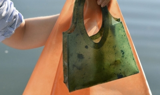 Túi xách làm bằng vỏ trái cây và có thể bón phân khi không dùng tới