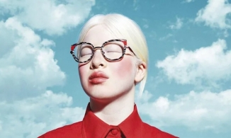 Hành trình phi thường của cô gái bạch tạng mồ côi đến người mẫu Vogue 