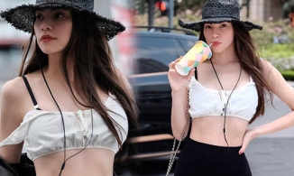 Hà Hồ có ẩn ý gì khi hé lộ chiếc dây áo trong?  