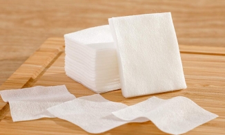 Tại sao bạn nên vứt bỏ bông tẩy trang? 