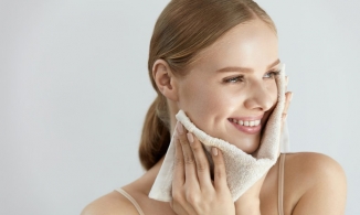 Làm sạch da sâu bằng khăn nóng 