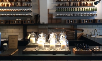 Giãn cách xã hội khiến mọi người đổ xô mua nước hoa 