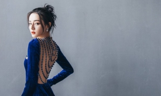 Địch Lệ Nhiệt Ba khoe trọn vóc dáng ngọc ngà tại sự kiện