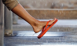 Có thích đến mấy thì đây là 4 kiểu giày không nên đi khi trời mưa 