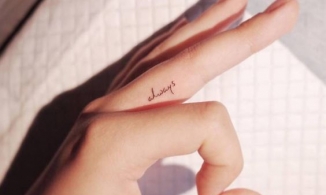 Làm thế nào để giữ hình xăm trên ngón tay bền màu? 