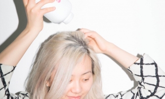 Phấn rôm có thể thay thế dầu gội khô? 