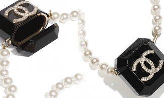 Chanel cho ra mắt chiếc hộp đựng Airpods có thể đeo thành dây chuyền