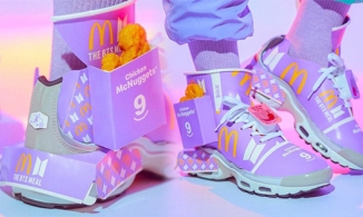 Đôi giày sneakers được trang trí bằng giấy gói bữa ăn của BTS