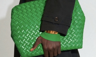 “Màu xanh Bottega Veneta” là màu của mùa hè 2021 