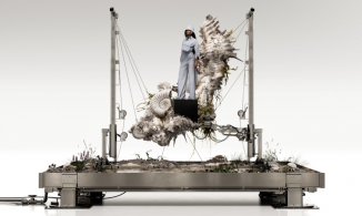 Naomi Campbell khoe sắc vóc săn chắc ở tuổi 51 trên quảng cáo của Burberry 