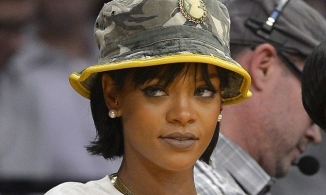 Rihanna  - bà chúa của những chiếc bucket hat