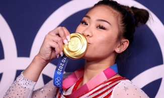 Nữ VĐV gốc Á đầu tiên giành HCV Olympic luôn đeo móng giả khi thi đấu