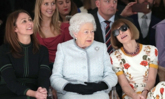 Tại sao kể cả khi gặp Nữ hoàng Anh, Anna Wintour vẫn đeo kính râm? 