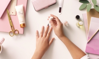 Đã đến lúc bạn phải chăm sóc móng tay của mình 