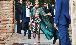 Jennifer Lopez quên cắt tag áo khi dự show của Dolce & Gabbana 