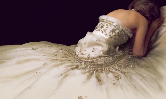 Chiếc váy Chanel trên poster phim Spencer mất 1034 giờ để hoàn thiện 