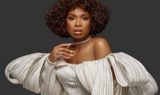 Nữ ca sĩ da màu Jennifer Hudson diện váy của NTK Công Trí