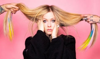 7 bộ đồ biểu tượng của nữ ca sĩ Avril Lavigne 