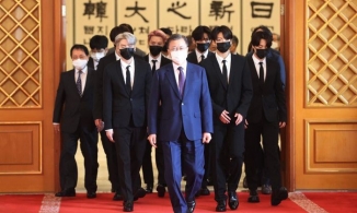 7 thành viên của BTS diện trọn vẹn cây Louis Vuitton trên đường sang New York dự hội nghị LHQ