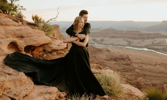 Váy cưới màu đen đang trở thành xu hướng hậu đại dịch 