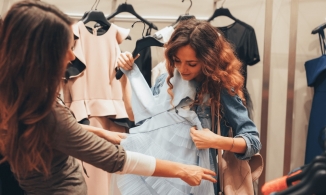 Tại sao thử quần áo ở tiệm luôn đẹp hơn lúc mang về mặc lại ở nhà?