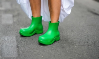 Những đôi ủng đi mưa bằng nhựa được các fashionista lăng xê mùa thu 2021